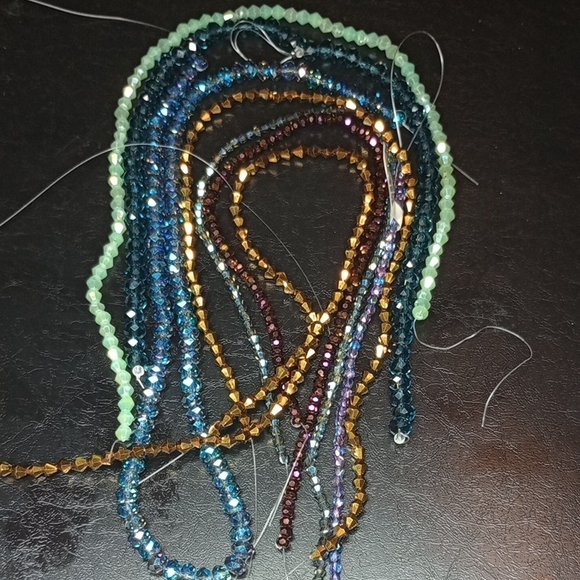 Elegant Multicolor Beaded Necklace - Picture 1 of 7